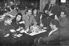 Pablo Neruda y Delia del Carril en Madrid. Los acompañan Raúl González Tuñón  y su mujer de entonces, Amparo Mom, y otros, de las Milicias Republicanas