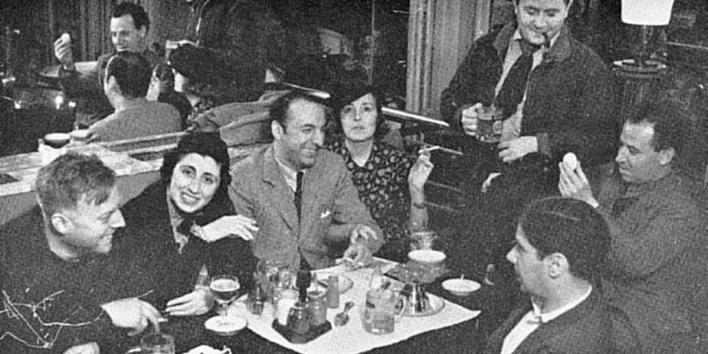 Pablo Neruda y Delia del Carril en Madrid. Los acompañan Raúl González Tuñón  y su mujer de entonces, Amparo Mom, y otros, de las Milicias Republicanas