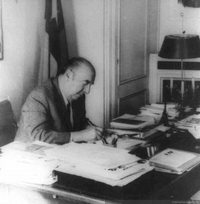 Pablo Neruda trabajando en su oficina en Paris, 1972