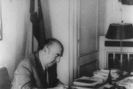 Pablo Neruda trabajando en su oficina en Paris, 1972
