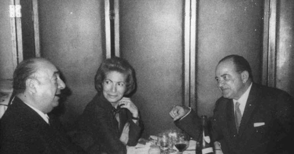 Pablo Neruda junto a Matilde Urrutia en París, 1972