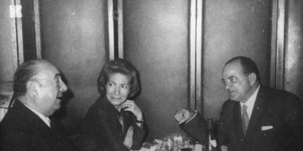 Pablo Neruda junto a Matilde Urrutia en París, 1972