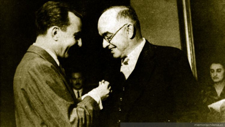 Carlos George Nascimento recibiendo la Orden del Mérito, 1950