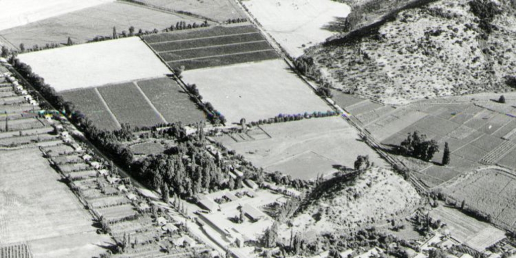 Vista aérea de un valle de la zona central, mediados del siglo XX