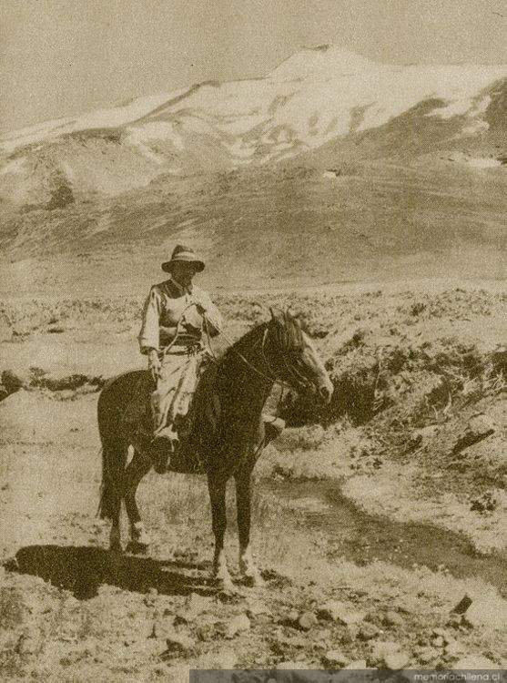 Volcán Antuco ubicado en territorio pehuenche, hacia 1950