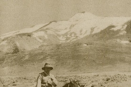 Volcán Antuco ubicado en territorio pehuenche, hacia 1950