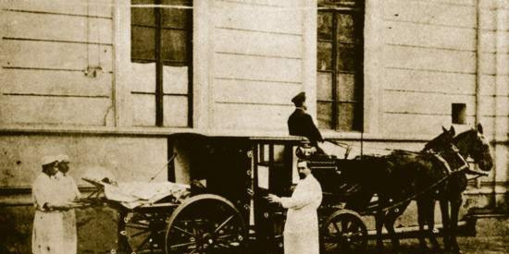 Introducción de enfermo en carruaje de ambulancia, hacia 1910