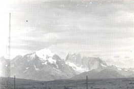 Al fondo las Torres del Paine, en primer plano un rebaño de ovejas en su corral