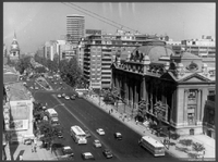 Alameda Bernardo O´Higgins, a la derecha se observa el edificio de la Biblioteca Nacional, ca. 1972