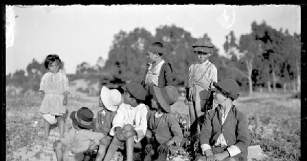 Retrato de niños y niñas en el campo