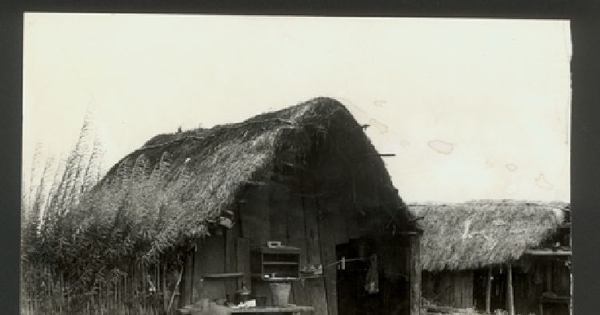Exterior de una cocina a fogón, que forma parte del conjunto de una vivienda rural, ca. 1970