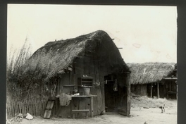 Exterior de una cocina a fogón, que forma parte del conjunto de una vivienda rural, ca. 1970