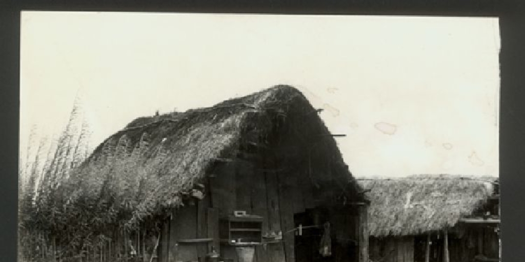 Exterior de una cocina a fogón, que forma parte del conjunto de una vivienda rural, ca. 1970