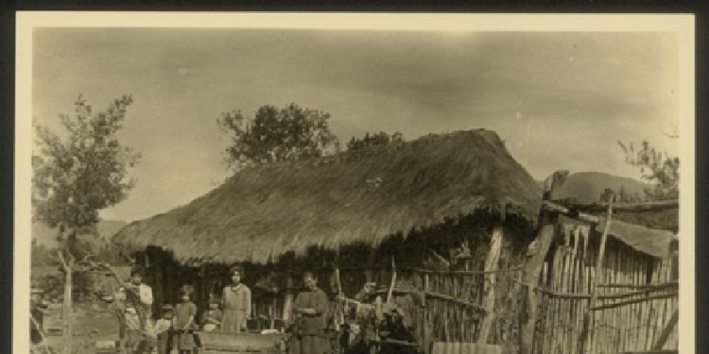 Familia en su vivienda rural, ca. 1930