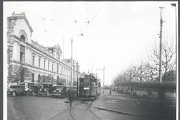 Autos y tranvía en Alameda frente a la Casa Central de la Universidad de Chile, 1929