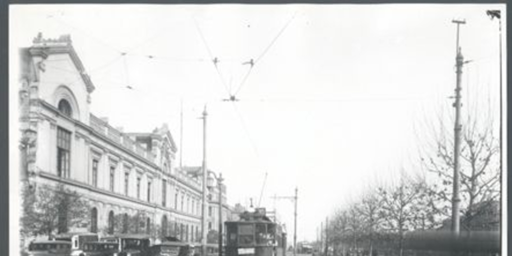 Autos y tranvía en Alameda frente a la Casa Central de la Universidad de Chile, 1929