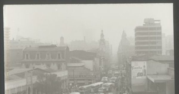 Calle Puente transitada por micros, ca. 1958