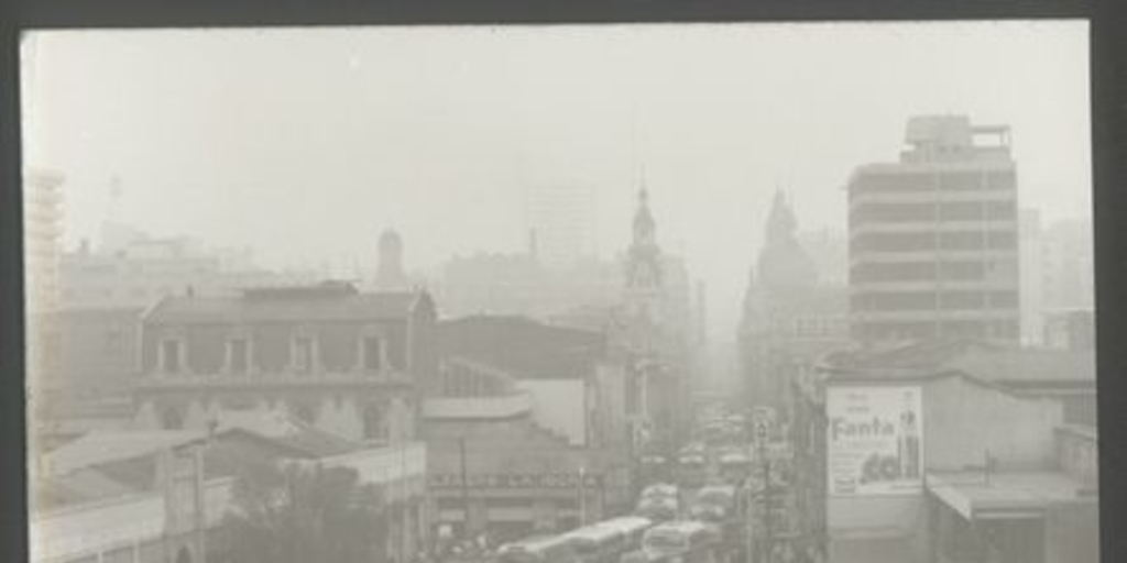 Calle Puente transitada por micros, ca. 1958