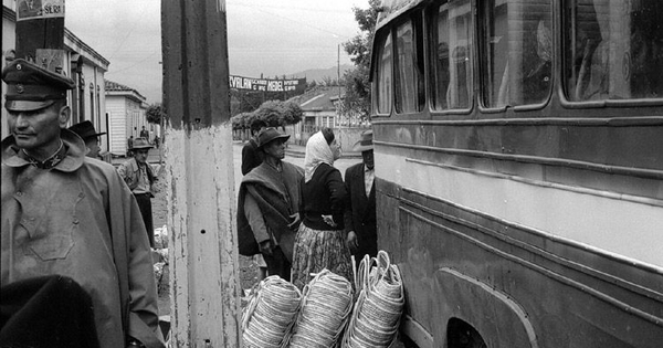 Grupo esperando subir a un bus