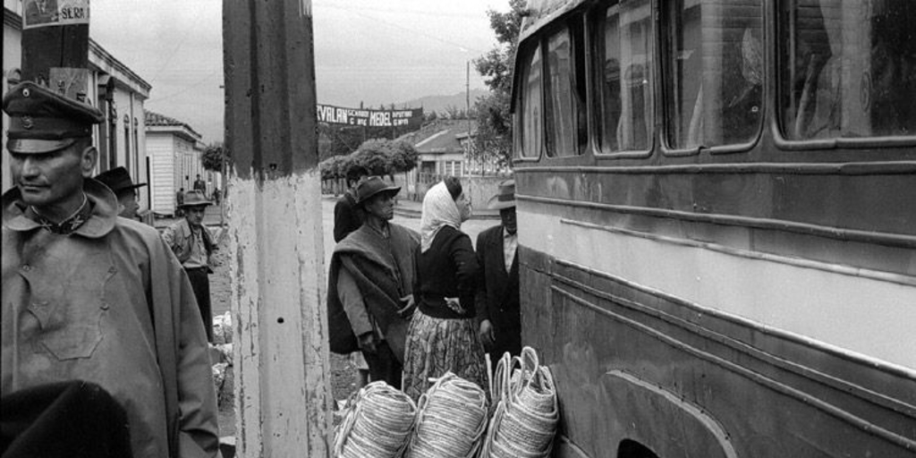 Grupo esperando subir a un bus