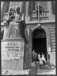 Vista parcial del frontis de la Casa Central de la Universidad Católica, 1971