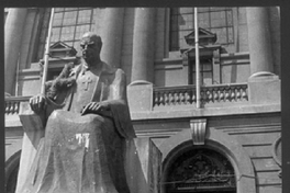 Vista parcial del frontis de la Casa Central de la Universidad Católica, 1971