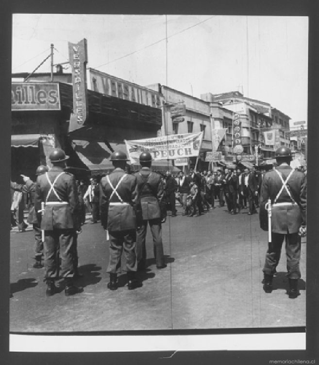 Marcha de la Asociación de profesores y empleados de la Universidad de Chile, ca. 1970