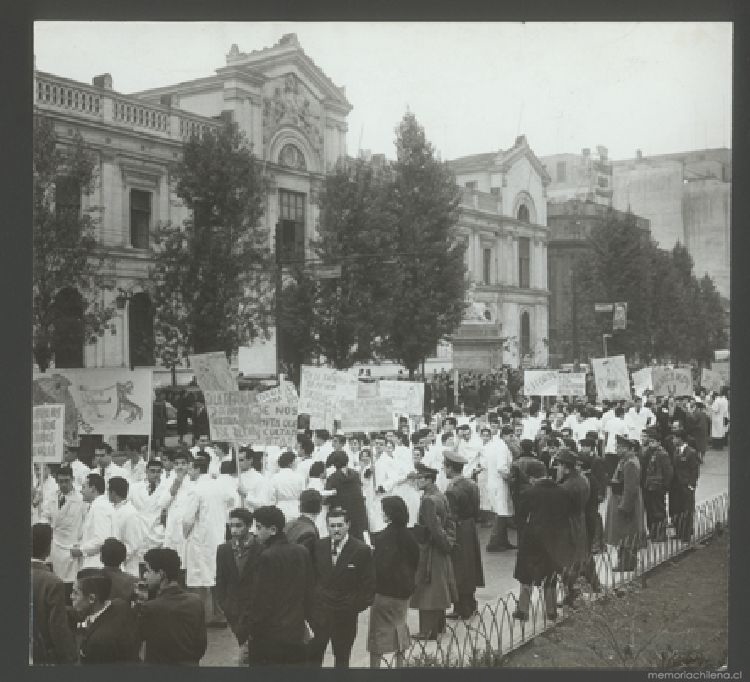 Marcha de universitarios, frente a la Universidad de Chile, ca. 1970