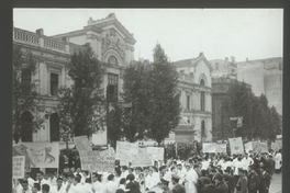 Marcha de universitarios, frente a la Universidad de Chile, ca. 1970