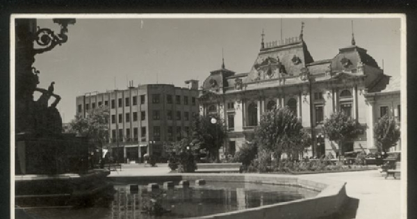 Plaza en Concepción, al fondo edificio de la Municipalidad, ca. 1940