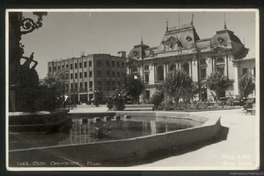 Plaza en Concepción, al fondo edificio de la Municipalidad, ca. 1940