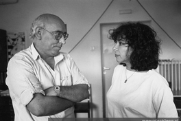 Juan Radrigán junto a una actriz alemana, 1984