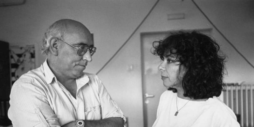 Juan Radrigán junto a una actriz alemana, 1984