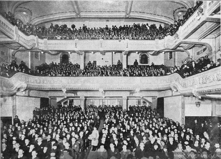 Espectadores de cine en el Teatro Carrera, 1926