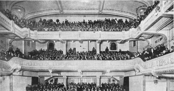 Espectadores de cine en el Teatro Carrera, 1926