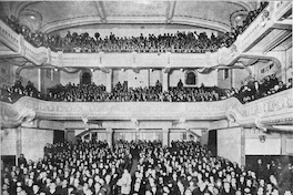 Espectadores de cine en el Teatro Carrera, 1926