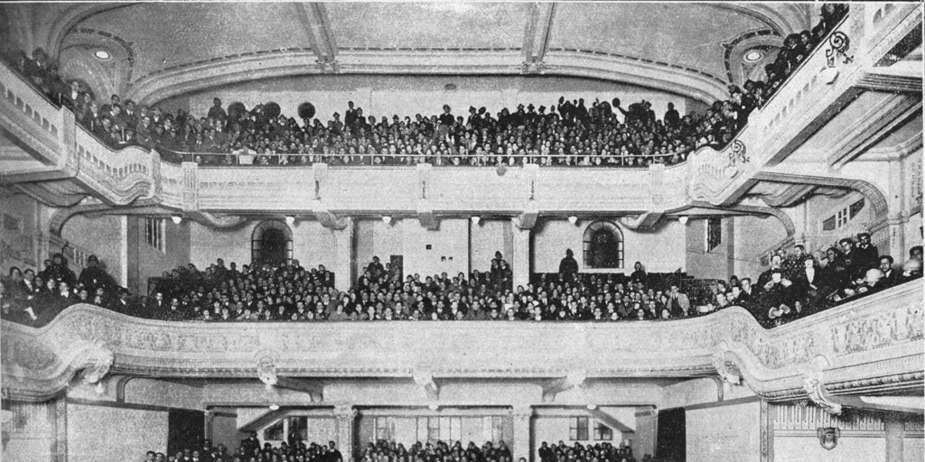 Espectadores de cine en el Teatro Carrera, 1926