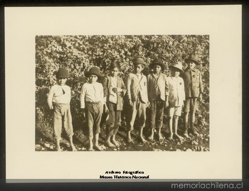 Grupo de niños pobres, ca. 1920