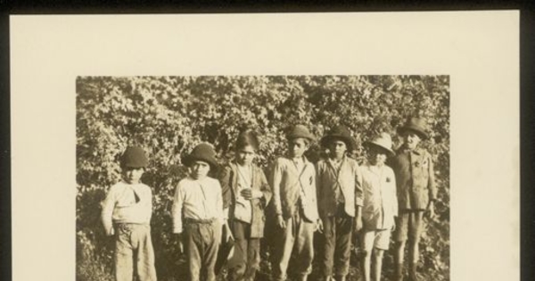 Grupo de niños pobres, ca. 1920