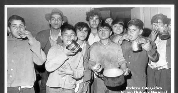 Grupo de niños indigentes, ca. 1970