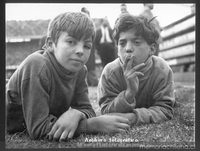 Dos niños vagos, uno fumando, ca. 1970