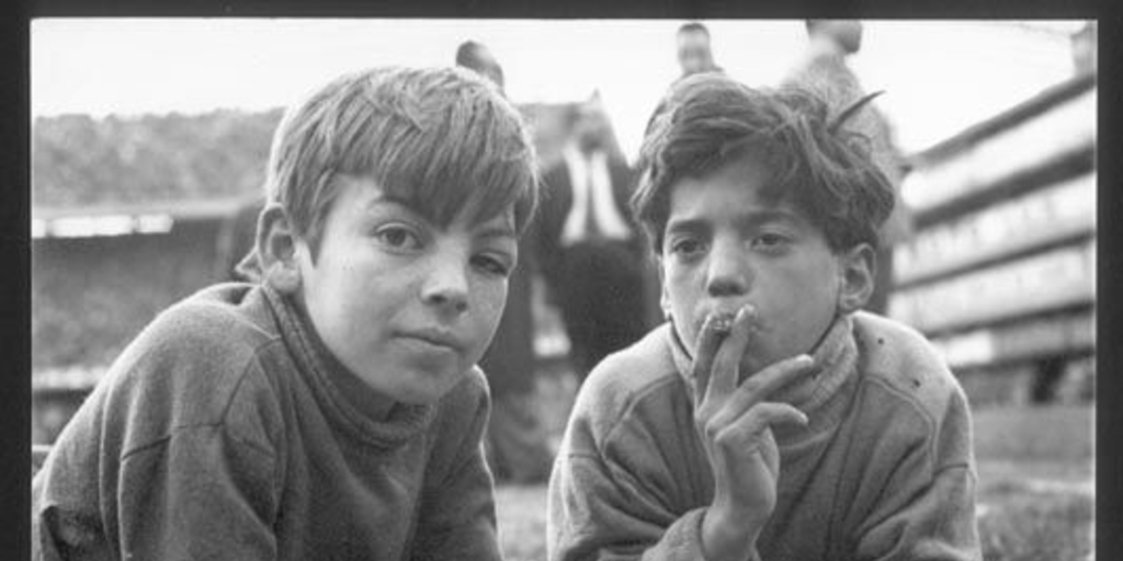 Dos niños vagos, uno fumando, ca. 1970