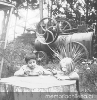 Dos niños comiendo afuera de La casa de Neruda