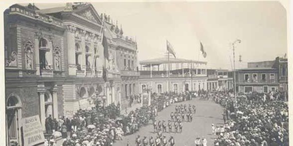 Brigadas de boy scouts desfilan en la plaza de Iquique, frente al Teatro Municipal, ca. 1920