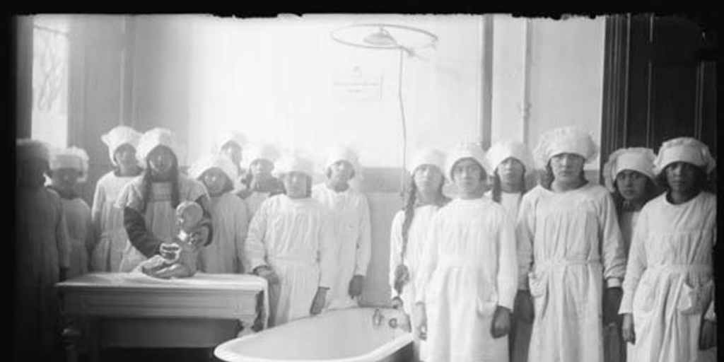 Grupo de alumnas asistentes a un curso de puericultura