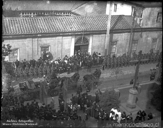 Vista desde altura hacia la entrada de la Iglesia de los Capuchinos