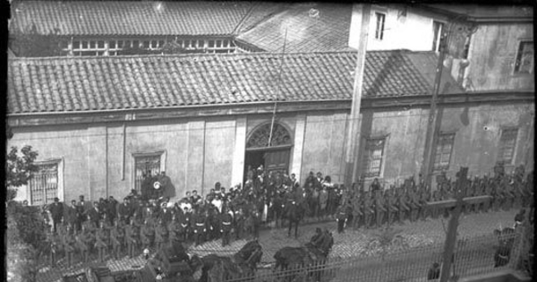 Vista desde altura hacia la entrada de la Iglesia de los Capuchinos