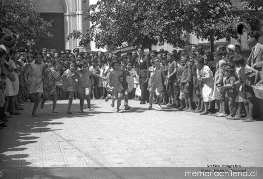 Niños corren durante celebración de la fiesta del roto chileno, en plaza Yungay