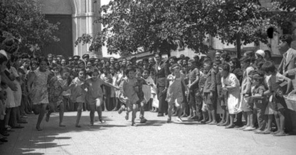 Niños corren durante celebración de la fiesta del roto chileno, en plaza Yungay