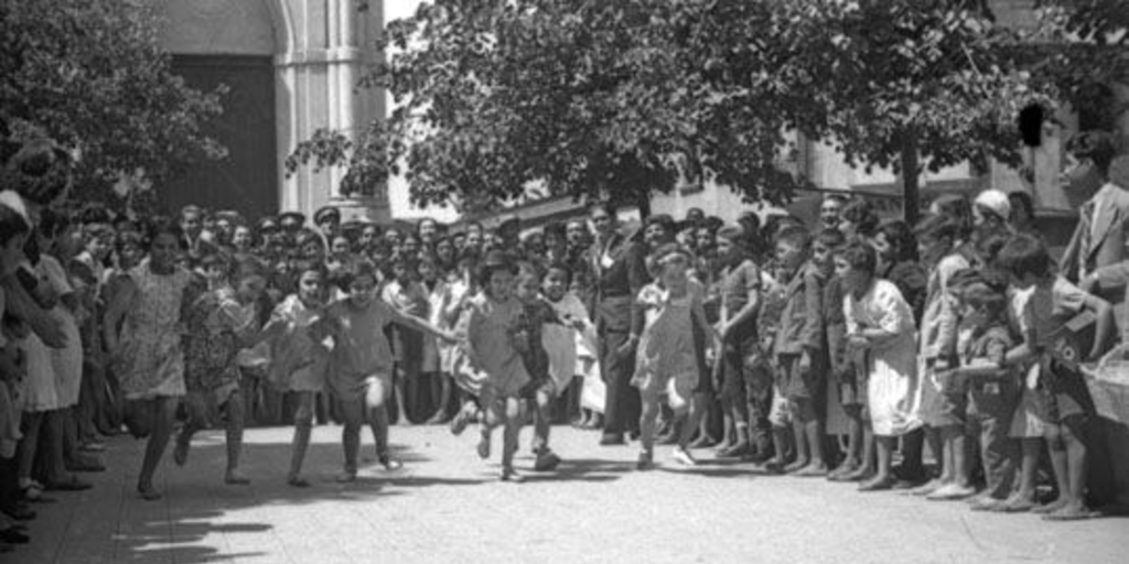 Niños corren durante celebración de la fiesta del roto chileno, en plaza Yungay